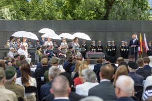 Po lewej siedzą Powstańcy, którzy słuchają przemówienia Prezydenta. Po lewej siedzą Powstańcy, którzy słuchają przemówienia Prezydenta.