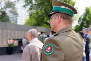 Płk SG Paweł Sobieraj oddaje honor. Płk SG Paweł Sobieraj oddaje honor.