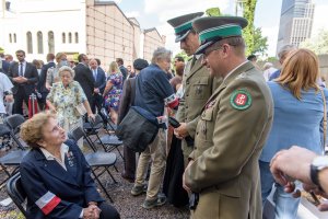 Pani Halina Jędrzejewska rozmawia z płk. SG Pawłem Sobierajem i mjr. SG Tomaszem Zdzienickim. Pani Halina Jędrzejewska rozmawia z płk. SG Pawłem Sobierajem i mjr. SG Tomaszem Zdzienickim.