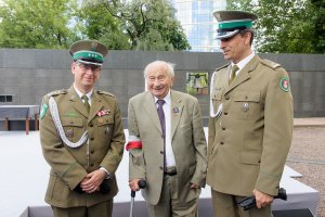 Od lewej stoją płk SG Paweł Sobieraj, Pan Jerzy Mindziukiewicz, mjr SG Tomasz Zdzienicki. Od lewej stoją płk SG Paweł Sobieraj, Pan Jerzy Mindziukiewicz, mjr SG Tomasz Zdzienicki.