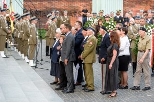 Powstańcy i Pan Rafał Trzaskowski składają wieniec pod pomnikiem. Powstańcy i Pan Rafał Trzaskowski składają wieniec pod pomnikiem.