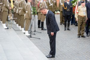 Prezydent Andrzej Duda składa hołd przed pomnikiem. Prezydent Andrzej Duda składa hołd przed pomnikiem.