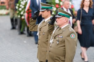 Płk SG Dariusz Lutyński i mjr SG Tomasz Zdzienicki oddają honor. Płk SG Dariusz Lutyński i mjr SG Tomasz Zdzienicki oddają honor.