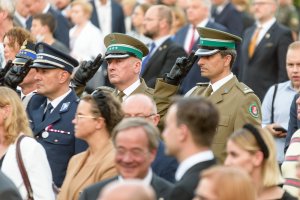 Płk SG Dariusz Lutyński i mjr SG Tomasz Zdzienicki oddają honor. Płk SG Dariusz Lutyński i mjr SG Tomasz Zdzienicki oddają honor.