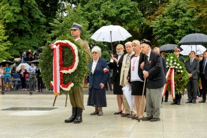 Wieniec składają przedstawiciele Powstańców Warszawskich. Wieniec składają przedstawiciele Powstańców Warszawskich.