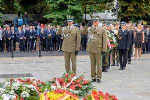 Komendant NwOSG gen. bryg. SG Robert Bagan i mjr SG Tomasz Zdzienicki oddają honor przed Pomnikiem Armii Krajowej i Polskiego Państwa Podziemnego. Komendant NwOSG gen. bryg. SG Robert Bagan i mjr SG Tomasz Zdzienicki oddają honor przed Pomnikiem Armii Krajowej i Polskiego Państwa Podziemnego.