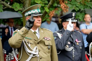 Gen. bryg. SG Robert Bagan oddaje honor. Gen. bryg. SG Robert Bagan oddaje honor.