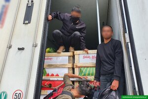 Zdjęcie z archiwum NwOSG, cudzoziemcy wyskakują z naczepy pojazdu ciężarowego 