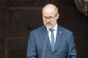 Janusz Wawerski czyta list od Ministra Nauki i Edukacji. Janusz Wawerski czyta list od Ministra Nauki i Edukacji.