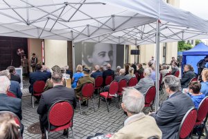 Zgromadzeni goście oglądają film poświęcony bohaterskiej lekarce dr Hannie Petrynowskiej „Ranie”. Zgromadzeni goście oglądają film poświęcony bohaterskiej lekarce dr Hannie Petrynowskiej „Ranie”.