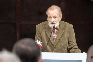 Przemawia kapitan Juliusz „Julek” Kulesza. Przemawia kapitan Juliusz „Julek” Kulesza.