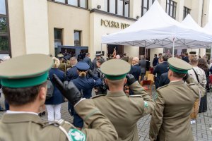 Funkcjonariusze SG oddają honor. Funkcjonariusze SG oddają honor.