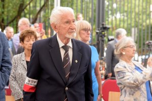 Stojący Pan Leszek Żukowski. Stojący Pan Leszek Żukowski.