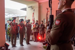 Delegacja NwOSG składa kwiaty pod tablicą upamiętniającą poległych Powstańców Warszawskich. Delegacja NwOSG składa kwiaty pod tablicą upamiętniającą poległych Powstańców Warszawskich.