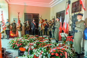 Poczty sztandarowe i asysta honorowa podczas odgrywania hymnu. Poczty sztandarowe i asysta honorowa podczas odgrywania hymnu.