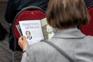 Uczestniczka uroczystości przegląda wydanie specjalne Miesięcznika PWPW S.A. Uczestniczka uroczystości przegląda wydanie specjalne Miesięcznika PWPW S.A.