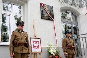 Asysta honorowa przed tablicą upamiętniającą Centralną Szkołę Straży Granicznej. Asysta honorowa przed tablicą upamiętniającą Centralną Szkołę Straży Granicznej.