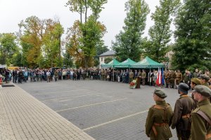Ogólny widok na plac przed hotelem „Koszary Arche”, Stoją mieszkańcy Góry Kalwarii, zaproszeni goście, grupy rekonstruktorskie. Ogólny widok na plac przed hotelem „Koszary Arche”, Stoją mieszkańcy Góry Kalwarii, zaproszeni goście, grupy rekonstruktorskie.