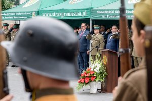 Pan Jan Józef Kasprzyk, Zastępca Komendanta NwOSG płk Paweł Sobieraj, Pan Waldemar Bocheński stoją podczas odgrywania hymnu RP. Pan Jan Józef Kasprzyk, Zastępca Komendanta NwOSG płk Paweł Sobieraj, Pan Waldemar Bocheński stoją podczas odgrywania hymnu RP.