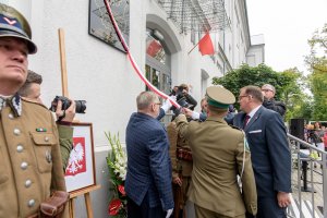 Pan Jan Józef Kasprzyk, Zastępca Komendanta NwOSG płk Paweł Sobieraj, Burmistrz Miasta Góra Kalwaria Pan Arkadiusz Strzyżewski, Pan Waldemar Bocheński odsłaniają tablicę. Pan Jan Józef Kasprzyk, Zastępca Komendanta NwOSG płk Paweł Sobieraj, Burmistrz Miasta Góra Kalwaria Pan Arkadiusz Strzyżewski, Pan Waldemar Bocheński odsłaniają tablicę.