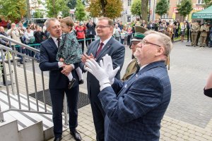 Pan Jan Józef Kasprzyk, płk Paweł Sobieraj, Pan Arkadiusz Strzyżewski, Pan Waldemar Bocheński stoją po odsłonięciu tablicy. Pan Jan Józef Kasprzyk, płk Paweł Sobieraj, Pan Arkadiusz Strzyżewski, Pan Waldemar Bocheński stoją po odsłonięciu tablicy.