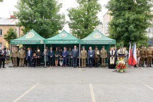 Pod namiotami stoją zaproszeni goście, słuchają Kapelana NwOSG ks. ppłk. Ryszarda Preussa. Pod namiotami stoją zaproszeni goście, słuchają Kapelana NwOSG ks. ppłk. Ryszarda Preussa.