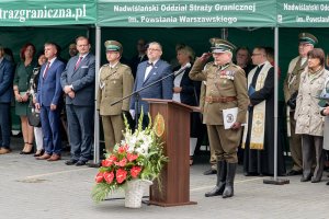 Honor oddaje dr Wojciech Grobelski.W tle zaproszeni goście. Honor oddaje dr Wojciech Grobelski.W tle zaproszeni goście.
