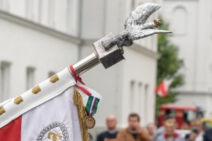 Zbliżenie na medal przypięty na Sztandarze NwOSG. Zbliżenie na medal przypięty na Sztandarze NwOSG.
