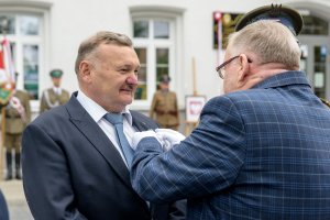 Pan Waldemar Bocheński odznacza Pana Marka Fijałkowskiego. Pan Waldemar Bocheński odznacza Pana Marka Fijałkowskiego.