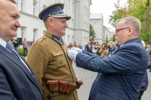 Pan Waldemar Bocheński odznacza starszego strzelca Czesława Bagińskiego. Pan Waldemar Bocheński odznacza starszego strzelca Czesława Bagińskiego.