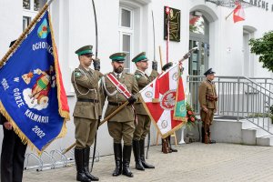 Poczty sztandarowe oddają honor przed tablicą pamiątkową. Poczty sztandarowe oddają honor przed tablicą pamiątkową.