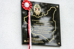 Zbliżenie na tablicę upamiętniającą miejsce w którym szkolono kadry do ochrony granic II RP w latach 1924-1933. Zbliżenie na tablicę upamiętniającą miejsce w którym szkolono kadry do ochrony granic II RP w latach 1924-1933.