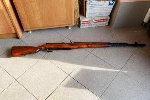 Zatrzymana broń leży na podłodze. Zatrzymana broń leży na podłodze.