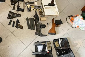 Zatrzymana broń i amunicja leży na podłodze. Zatrzymana broń i amunicja leży na podłodze.