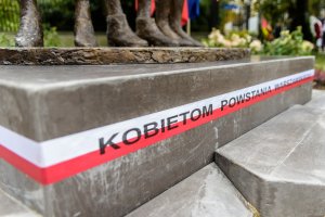 Szarfa na Pomniku Kobietom Powstania Warszawskiego. Szarfa na Pomniku Kobietom Powstania Warszawskiego.