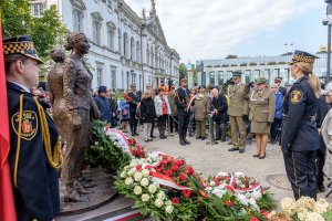 Delegacja NwOSG oddaje honor przed pomnikiem. Delegacja NwOSG oddaje honor przed pomnikiem.