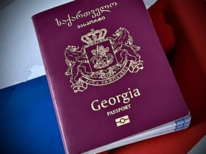 Paszport gruziński na tle czeskiej flagi Paszport gruziński na tle czeskiej flagi