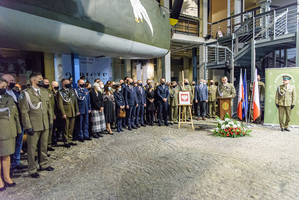 Przemawia Komendant NwOSG. Obok stoją zaproszeni goście. Przemawia Komendant NwOSG. Obok stoją zaproszeni goście.
