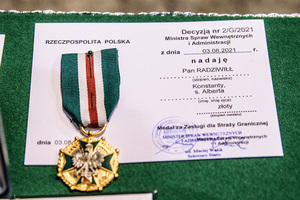 Na legitymacji leży Złoty Medal za Zasługi dla Straży Granicznej. Na legitymacji leży Złoty Medal za Zasługi dla Straży Granicznej.
