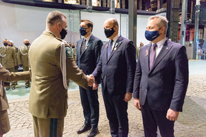 Komendant  NwOSG ściska dłoń Wojewodzie Mazowieckiemu. Komendant  NwOSG ściska dłoń Wojewodzie Mazowieckiemu.