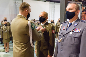 Medal odbiera Dowódca Jednostki Wojskowej GROM - płk Grzegorz Mikłusiak. Medal odbiera Dowódca Jednostki Wojskowej GROM - płk Grzegorz Mikłusiak.
