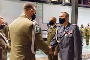 Medal odbiera młodszy inspektor Dariusz Brzezicki z Zarządu Wojewódzkiego NSZZ Policjantów Województwa Mazowieckiego. Medal odbiera młodszy inspektor Dariusz Brzezicki z Zarządu Wojewódzkiego NSZZ Policjantów Województwa Mazowieckiego.