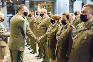 Komendant NwOSG wręcza medale funkcjonariuszom. Komendant NwOSG wręcza medale funkcjonariuszom.