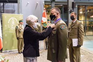 Medal za Zasługi w Popularyzowaniu Tradycji Ochrony Polskich Granic od Zarządu Stowarzyszenia Weteranów Polskich Formacji Granicznych odbiera Komendant NwOSG. Medal za Zasługi w Popularyzowaniu Tradycji Ochrony Polskich Granic od Zarządu Stowarzyszenia Weteranów Polskich Formacji Granicznych odbiera Komendant NwOSG.