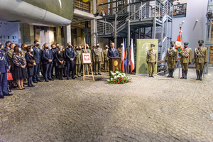 Przemawia Pan Konstanty Radziwiłł. Obok stoją zaproszeni goście, kadra kierownicza NwOSG oraz poczet sztandarowy. Przemawia Pan Konstanty Radziwiłł. Obok stoją zaproszeni goście, kadra kierownicza NwOSG oraz poczet sztandarowy.