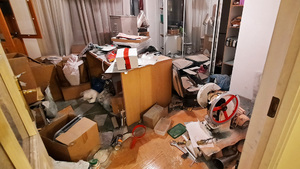 Widok ogólny na pokój. Na podłodze i biurku leżą porozrzucane rzeczy. Na podłodze i biurku stoją maszyny do produkcji sterydów. Widok ogólny na pokój. Na podłodze i biurku leżą porozrzucane rzeczy. Na podłodze i biurku stoją maszyny do produkcji sterydów.