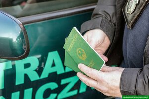 Funkcjonariusz SG trzyma paszport/zdjęcie archiwum NwOSG. Funkcjonariusz SG trzyma paszport/zdjęcie archiwum NwOSG.