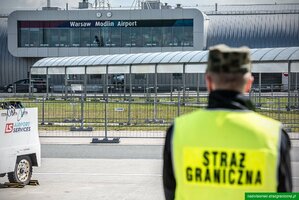 Terminal Lotniska w Nowym Dworze Maz. Na pierwszym planie stoi funkcjonariusz SG. Terminal Lotniska w Nowym Dworze Maz. Na pierwszym planie stoi funkcjonariusz SG.