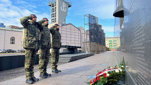 Nowo przyjęci funkcjonariusze oddają honor przed Murem Pamięci Muzeum Powstania Warszawskiego. Nowo przyjęci funkcjonariusze oddają honor przed Murem Pamięci Muzeum Powstania Warszawskiego.