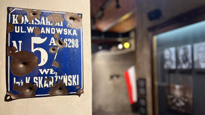 Podziurawiona tablica z numerem domu. Podziurawiona tablica z numerem domu.
